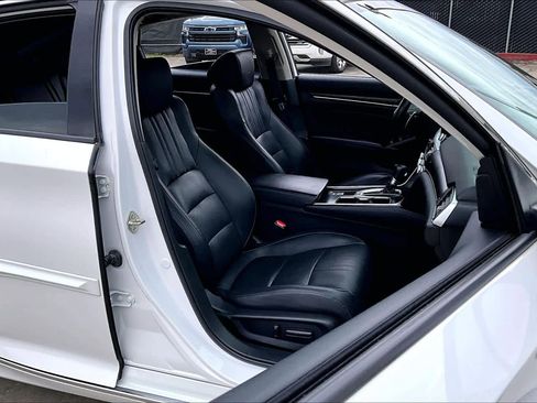 Used 2018 Honda Accord Touring image 9