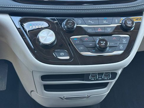 Used 2024 Chrysler Pacifica Touring-L AWD/4WD image 17