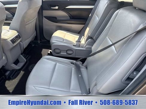 Used 2018 Toyota Highlander XLE AWD/4WD image 16