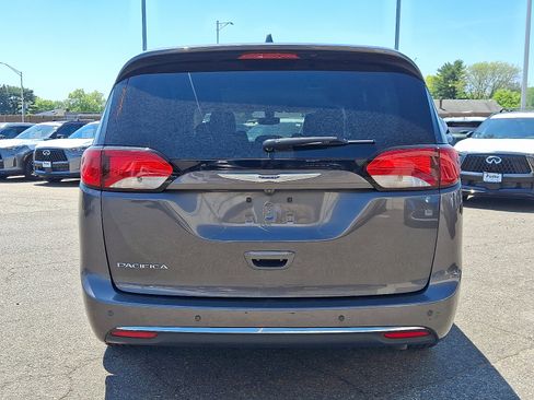 Used 2020 Chrysler Pacifica Touring-L Plus FWD image 5