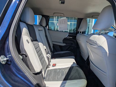 Used 2025 Mitsubishi Outlander SE AWD/4WD image 39