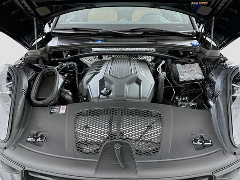 Used 2025 Porsche Macan image 32