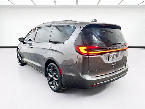 Used 2023 Chrysler Pacifica Limited w/ S Appearance Package FWD image 5