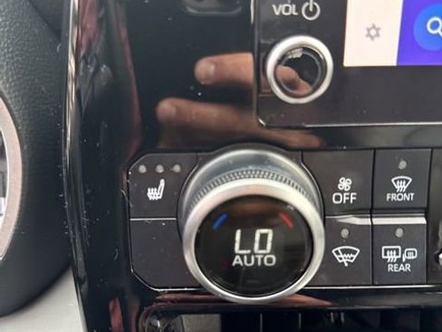 Used 2023 Toyota Highlander XLE AWD/4WD image 16