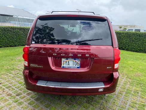 Used 2019 Dodge Grand Caravan SXT w/ Mopar Premium Addition Group FWD image 6