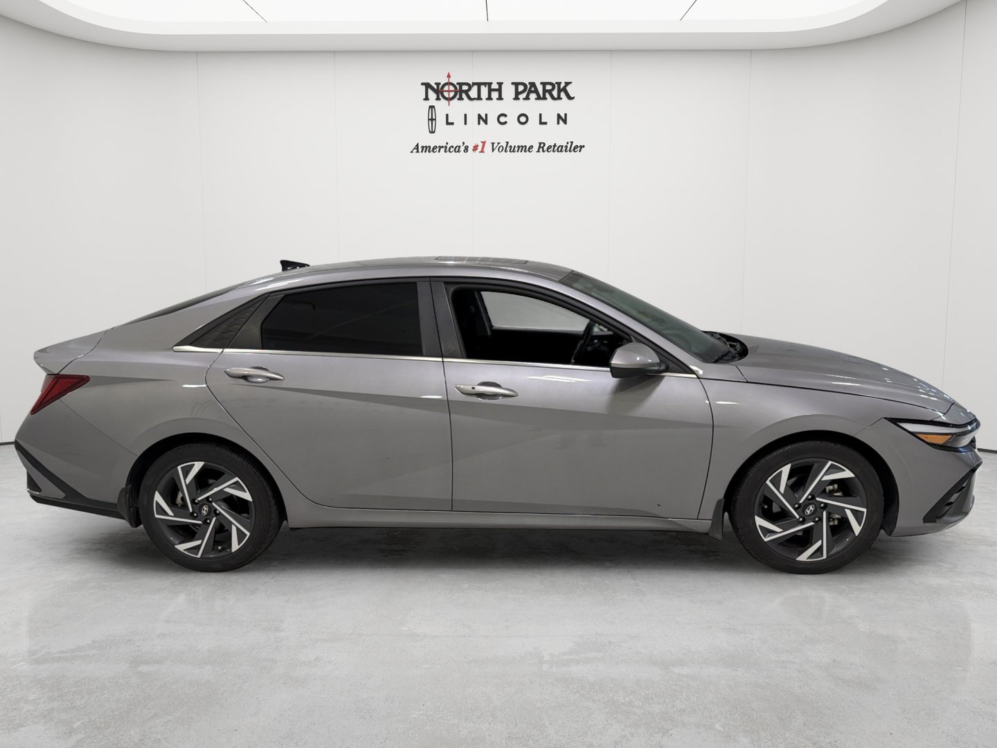 Used 2024 Hyundai Elantra SEL w/ Convenience Package FWD image 6