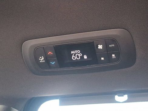 Used 2025 Chrysler Pacifica Select FWD image 13