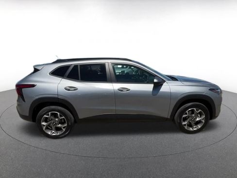 Used 2025 Chevrolet Trax LT FWD image 13