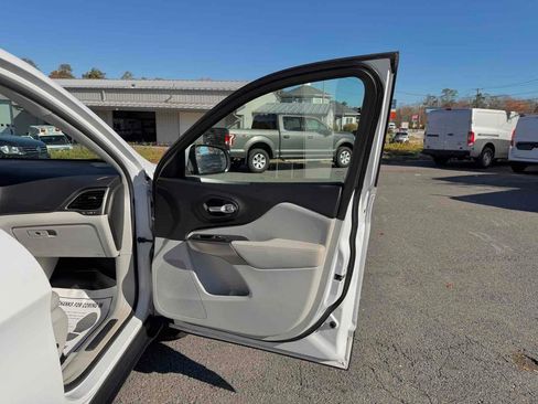 Used 2019 Jeep Cherokee Limited image 15
