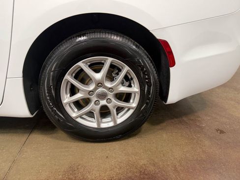 Used 2024 Chrysler Pacifica Touring-L image 94