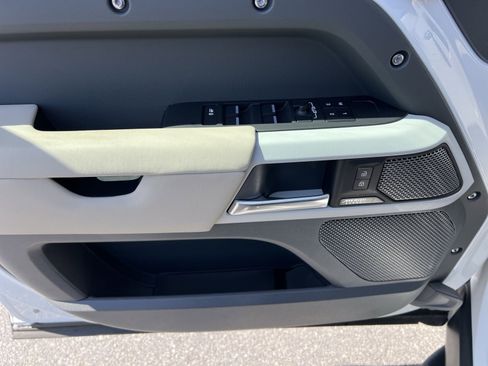 Used 2024 Land Rover Defender 110 X-Dynamic SE image 23