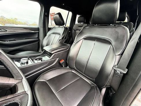Used 2025 Jeep Grand Cherokee Limited image 16