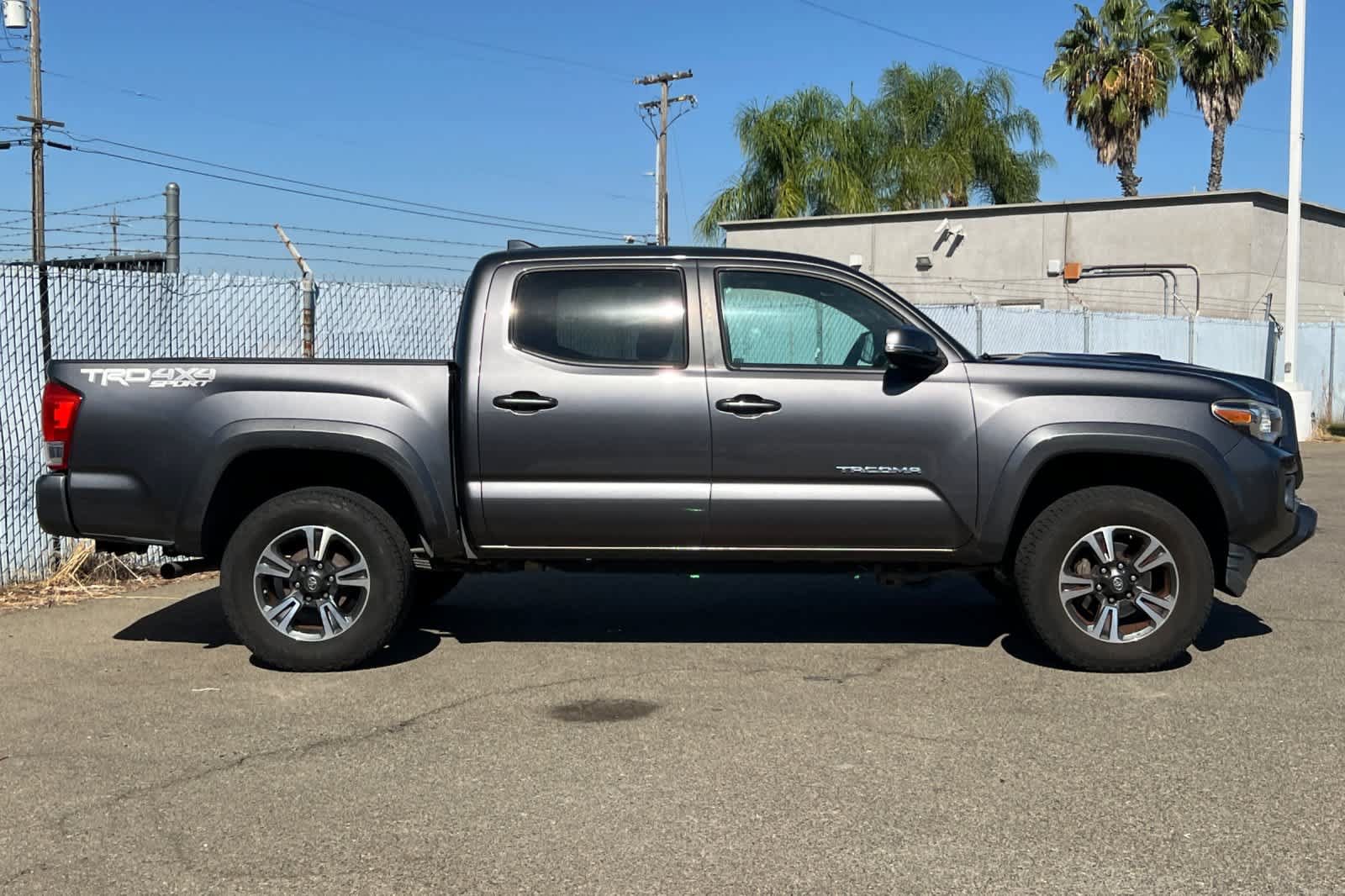 Used 2018 Toyota Tacoma TRD Sport w/ Technology Package AWD/4WD image 6