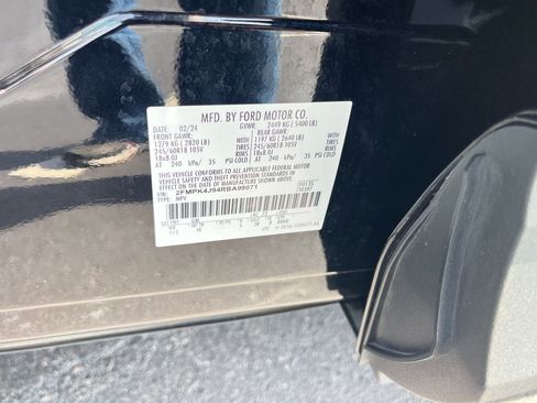 Used 2024 Ford Edge SEL image 37