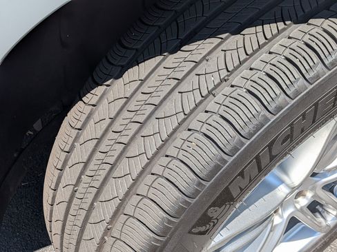 Certified 2025 Porsche Macan AWD/4WD image 37