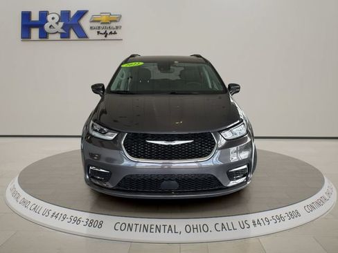 Used 2022 Chrysler Pacifica Touring-L FWD image 2