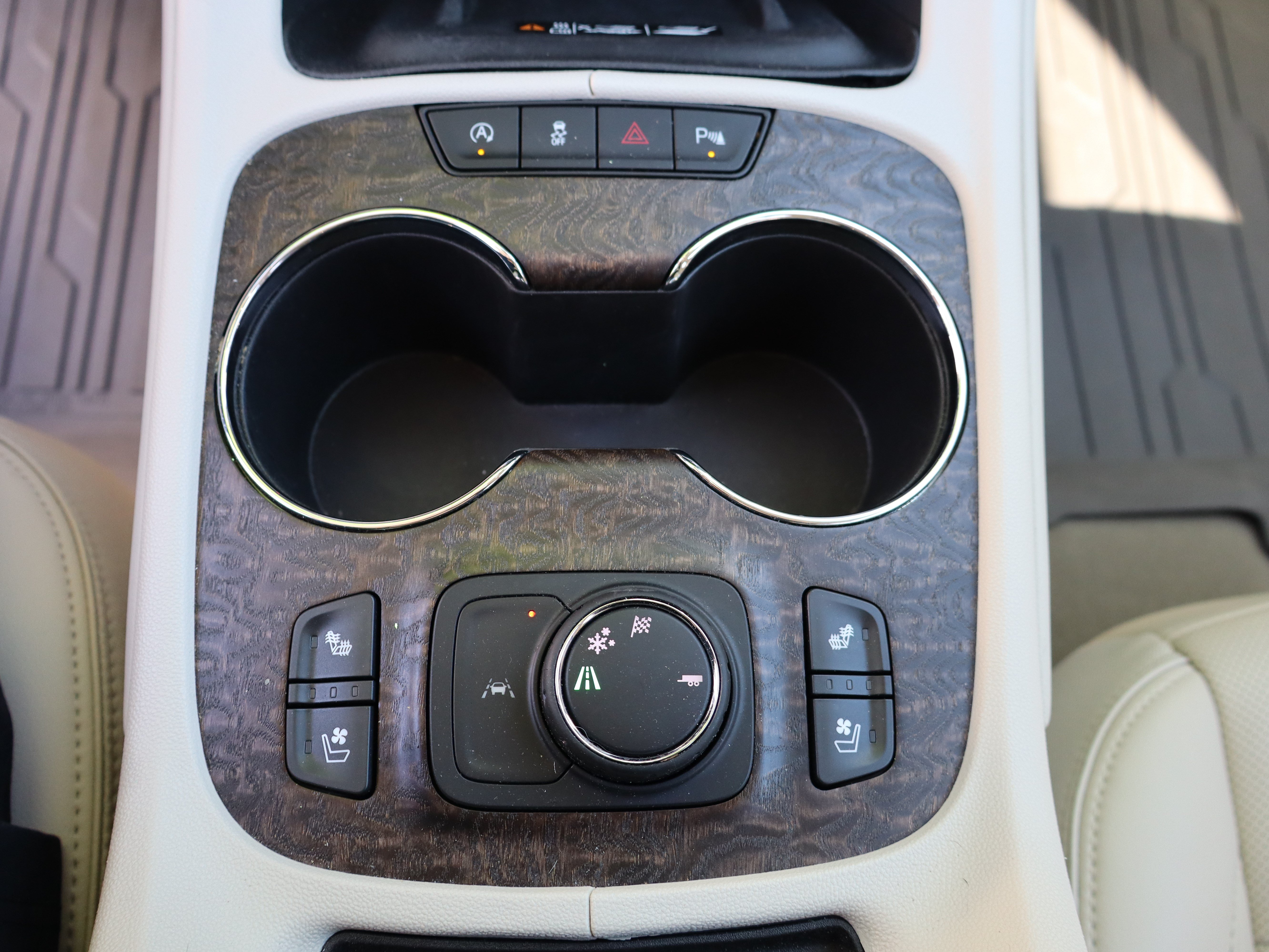 Used 2023 GMC Acadia Denali w/ Denali Ultimate Package FWD image 32