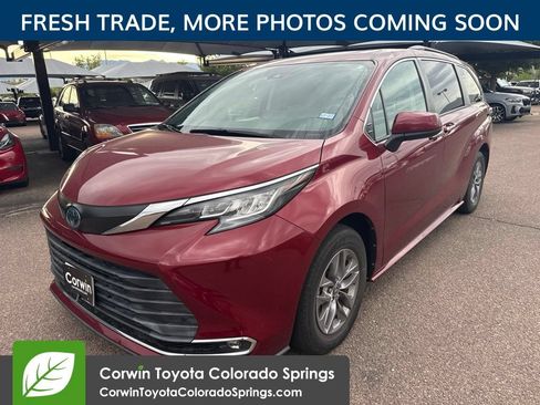Used 2023 Toyota Sienna XLE w/ XLE Plus Package AWD/4WD image 3