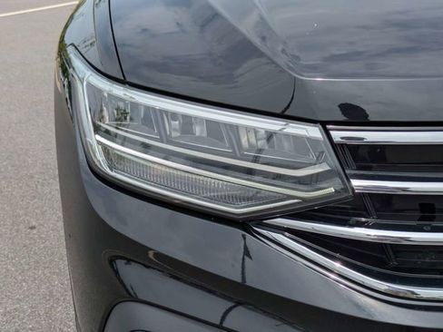 Certified 2024 Volkswagen Tiguan SE w/ Panoramic Sunroof Package FWD image 10