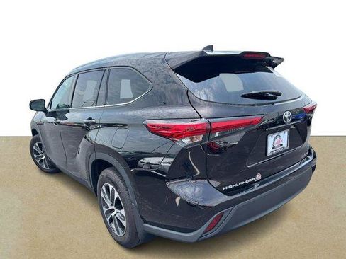 Certified 2021 Toyota Highlander XLE AWD/4WD image 6