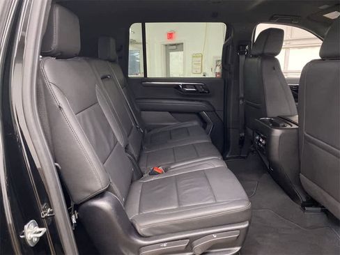 Used 2025 Chevrolet Suburban Z71 image 18