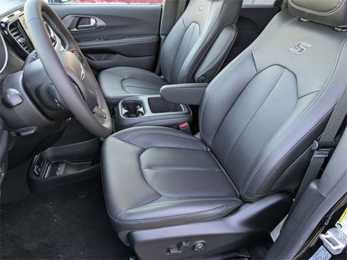 New 2026 Chrysler Pacifica Select image 11