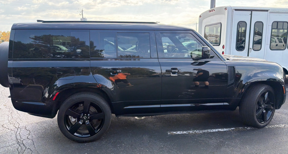 Used 2024 Land Rover Defender 130 X-Dynamic SE AWD/4WD image 5