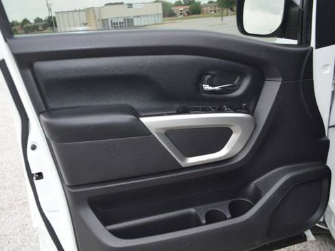 Used 2017 Nissan Titan SV image 12