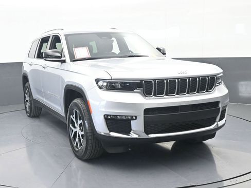 Used 2025 Jeep Grand Cherokee L Limited RWD image 9
