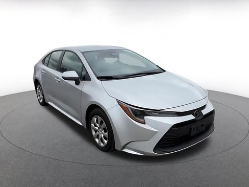 Used 2025 Toyota Corolla LE image 3