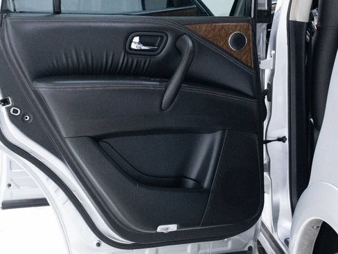 Used 2017 INFINITI QX80 4WD w/ Driver Assistance Package image 18