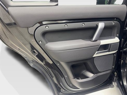 Used 2022 Land Rover Defender 110 X-Dynamic SE image 37