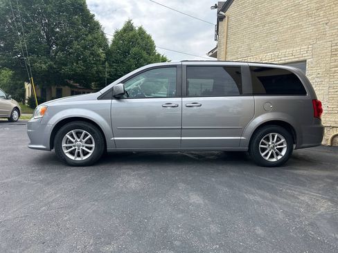 Used 2016 Dodge Grand Caravan SXT w/ Rear Park Assist Package FWD image 2