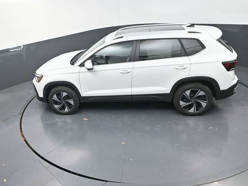 New 2026 Volkswagen Taos SE image 14