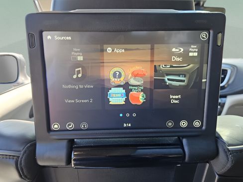Used 2018 Chrysler Pacifica Limited FWD image 12