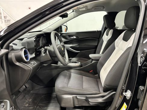 Used 2025 Chevrolet Trax LS w/ LS Convenience Package FWD image 16