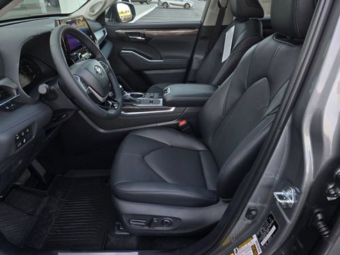 Certified 2026 Toyota Highlander Limited AWD/4WD image 17
