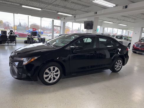 Used 2025 Toyota Corolla LE image 2