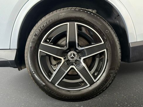 Used 2025 Mercedes-Benz GLC 300 4MATIC w/ AMG Line image 12