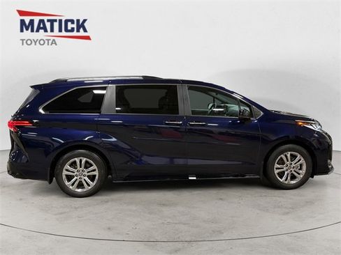 Used 2023 Toyota Sienna XSE image 8