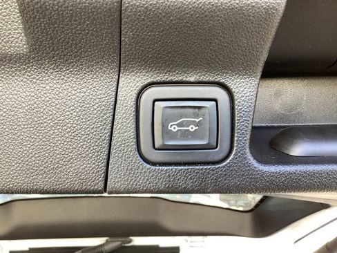 Used 2023 GMC Acadia SLE w/ Driver Convenience Package image 17