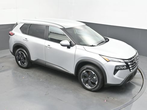 Used 2025 Nissan Rogue SV FWD image 35