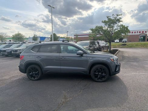 Used 2022 Volkswagen Taos SE w/ Panoramic Sunroof Package image 13