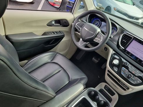 Used 2023 Chrysler Pacifica Touring-L image 3