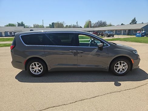 Used 2023 Chrysler Pacifica Touring-L FWD image 2