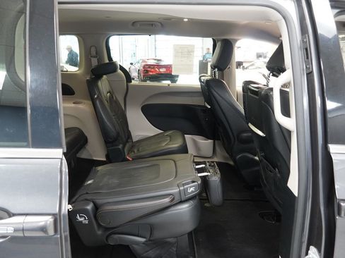 Used 2017 Chrysler Pacifica Touring-L Plus image 24