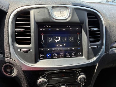 Used 2018 Chrysler 300 Limited AWD/4WD image 11