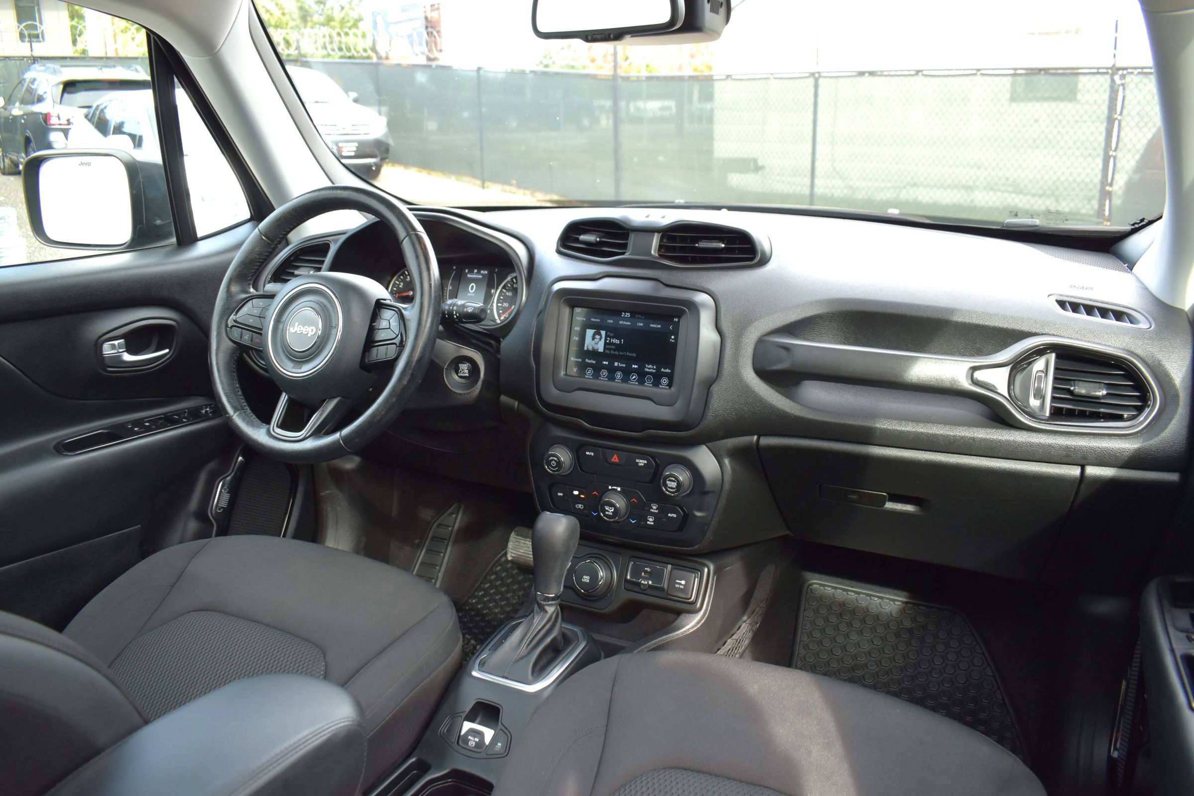 Used 2018 Jeep Renegade Altitude AWD/4WD image 13