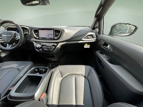 New 2026 Chrysler Pacifica Select image 17