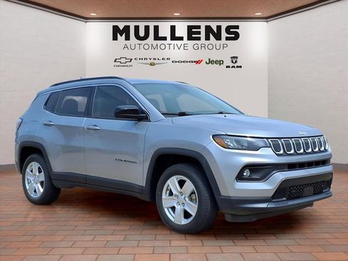 Used 2022 Jeep Compass Latitude AWD/4WD image 2